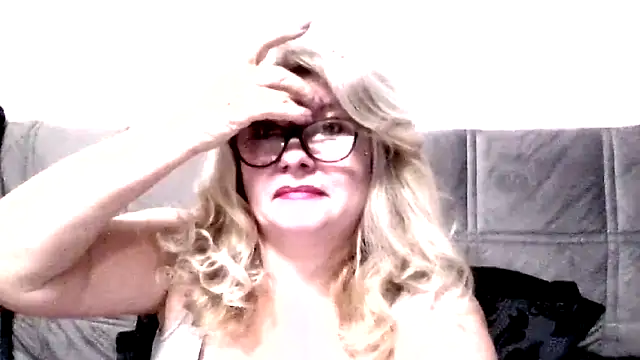 Snapshot of Diana_49 chatting on February 25, 2026, 2:43 am Diana 49 online show from February 25, 2026, 2:43 am