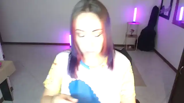 charlottezoe15 online show from April 12, 2026, 10:31 am