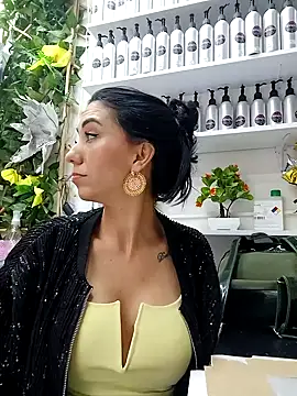 Snapshot of LunaZambrano chatting on February 7, 2025, 9:37 pm LunaZambrano online show from February 7, 2025, 9:37 pm