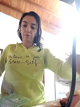 LunaZambrano online show from December 3, 2025, 12:25 pm