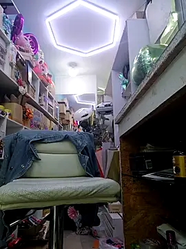 LunaZambrano online show from April 18, 2026, 6:34 pm