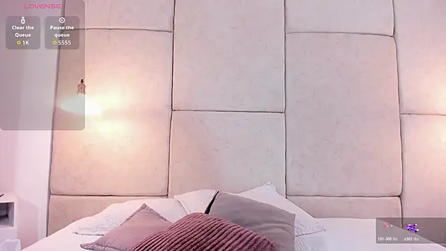 aisha vs online show from December 5, 2025, 12:47 pm