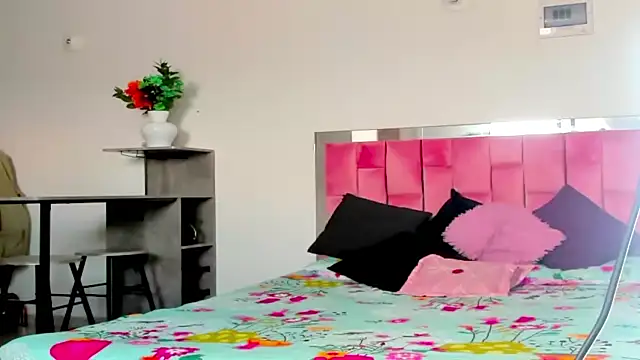 Snapshot of the_queen_aleja chatting on December 2, 2025, 1:39 pm the queen aleja online show from December 2, 2025, 1:39 pm