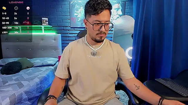 DaviidEvans  online show from July 5, 2026, 11:12 pm