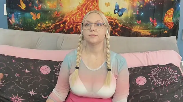Snapshot of SaraBearXo chatting on September 21, 2025, 1:35 pm SaraBearXo online show from September 21, 2025, 1:35 pm