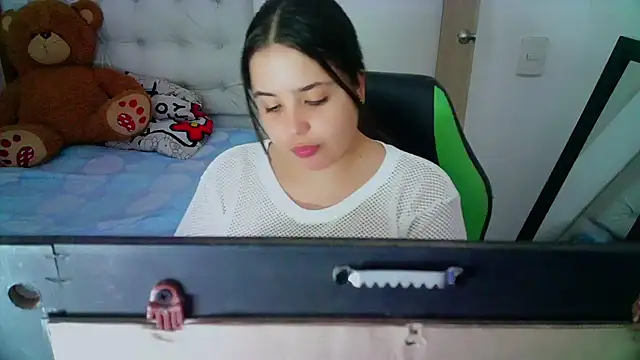 Snapshot of _alicia_z chatting on December 19, 2024, 5:40 pm alicia z online show from December 19, 2024, 5:40 pm