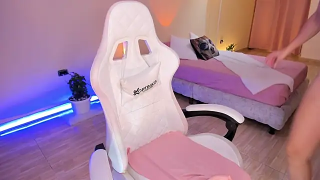 carleee winter online show from September 11, 2025, 12:44 am