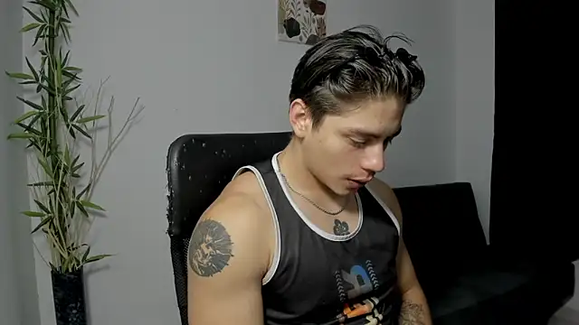 Snapshot of Giordano_Russo chatting on December 19, 2024, 12:24 am Giordano Russo online show from December 19, 2024, 12:24 am