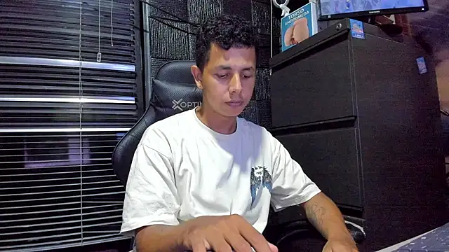 Snapshot of boy_bigcock24cm chatting on June 23, 2026, 12:52 am boy bigcock24cm online show from June 23, 2026, 12:52 am