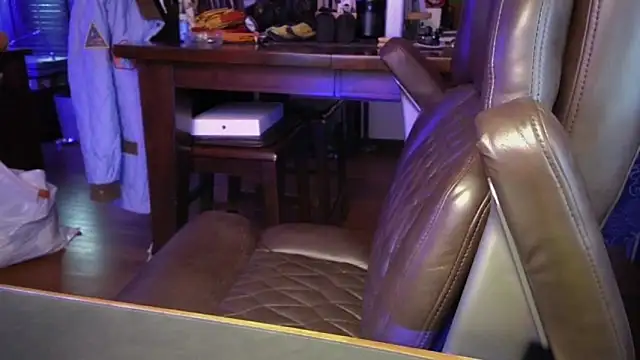 Snapshot of Briefs_bud chatting on November 12, 2025, 12:33 am Briefs bud online show from November 12, 2025, 12:33 am