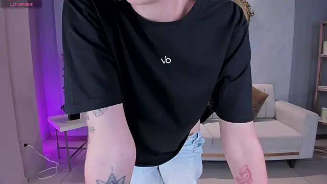 NiaHolland online show from December 16, 2025, 7:08 pm