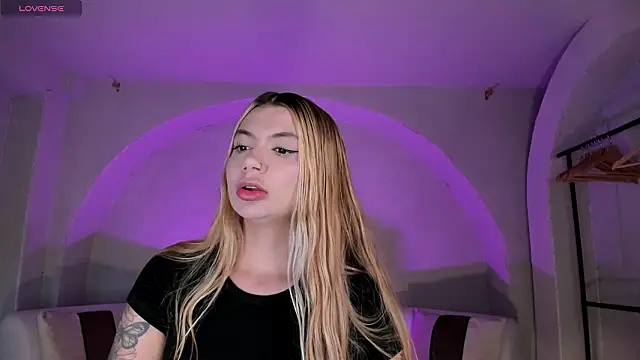 NiaHolland online show from March 24, 2026, 6:35 pm