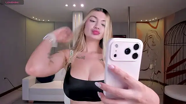 NiaHolland online show from April 5, 2026, 5:54 pm