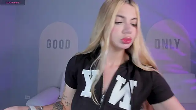 NiaHolland online show from July 11, 2026, 7:38 pm