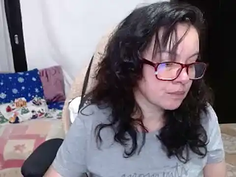 Sonialorens  online show from December 5, 2024, 9:28 pm