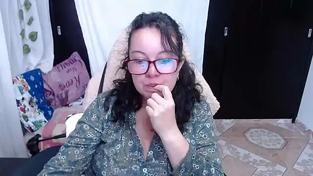 Sonialorens  online show from December 18, 2024, 2:28 pm