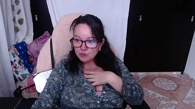Sonialorens  online show from December 18, 2024, 5:31 pm