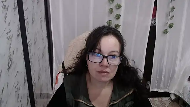 Sonialorens  online show from March 5, 2025, 8:42 pm