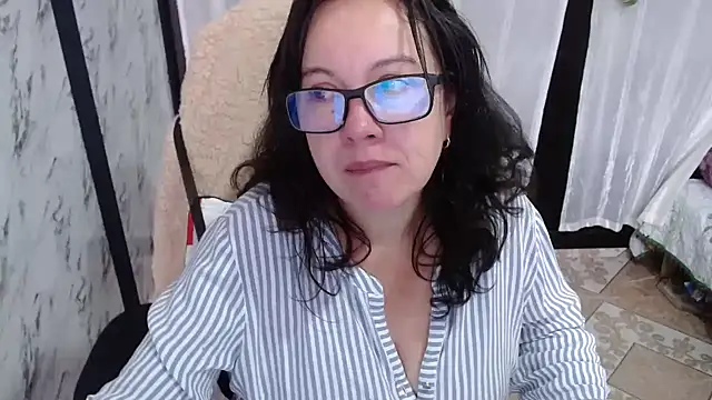 Sonialorens  online show from March 17, 2025, 1:29 pm