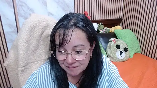Sonialorens  online show from September 25, 2025, 10:57 pm