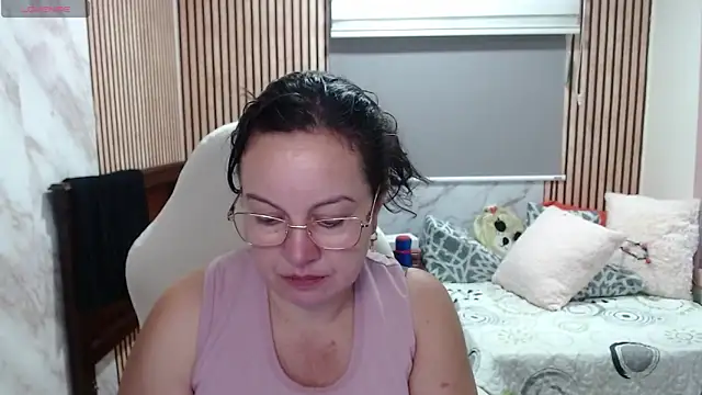 Sonialorens  online show from May 20, 2026, 4:13 pm