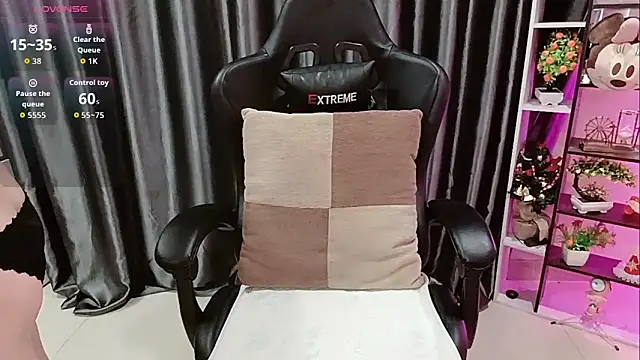 Yuki-yio online show from November 4, 2025, 1:05 am