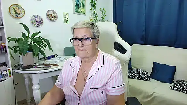 Selenna57 online show from December 19, 2025, 7:10 pm