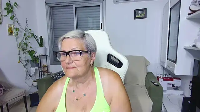 Snapshot of Selenna57 chatting on June 4, 2026, 5:08 pm Selenna57 online show from June 4, 2026, 5:08 pm