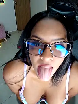 Snapshot of nashiira_ chatting on May 4, 2026, 9:55 pm nashiira online show from May 4, 2026, 9:55 pm