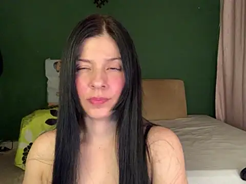 Snapshot of Estefani_32 chatting on February 3, 2026, 12:31 am Estefani 32 online show from February 3, 2026, 12:31 am