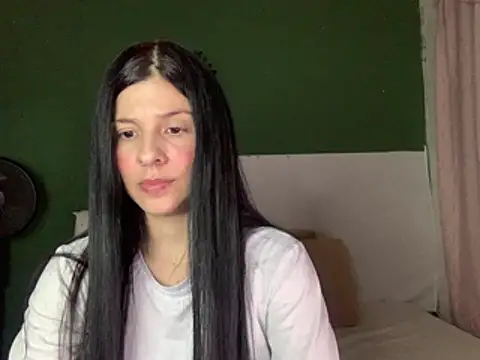 Snapshot of Estefani_32 chatting on February 6, 2026, 2:27 am Estefani 32 online show from February 6, 2026, 2:27 am