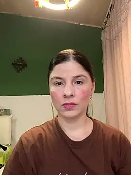 Snapshot of Estefani_32 chatting on February 11, 2026, 11:32 pm Estefani 32 online show from February 11, 2026, 11:32 pm