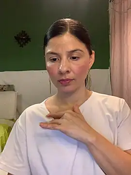 Snapshot of Estefani_32 chatting on February 13, 2026, 8:49 pm Estefani 32 online show from February 13, 2026, 8:49 pm