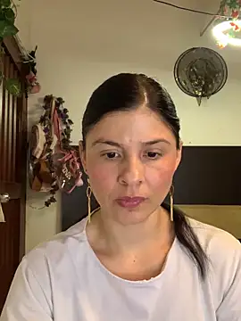 Snapshot of Estefani_32 chatting on February 14, 2026, 9:22 pm Estefani 32 online show from February 14, 2026, 9:22 pm