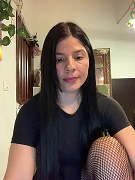 Snapshot of Estefani_32 chatting on February 17, 2026, 5:41 pm Estefani 32 online show from February 17, 2026, 5:41 pm