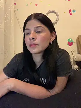 Estefani 32 online show from April 13, 2026, 11:32 pm