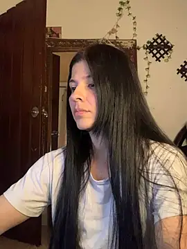 Estefani 32 online show from April 18, 2026, 7:18 pm