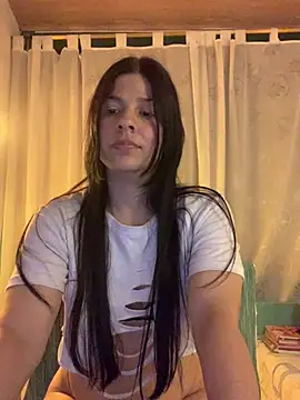 Snapshot of Estefani_32 chatting on June 6, 2026, 1:32 am Estefani 32 online show from June 6, 2026, 1:32 am