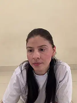 Snapshot of Estefani_32 chatting on June 17, 2026, 4:41 pm Estefani 32 online show from June 17, 2026, 4:41 pm