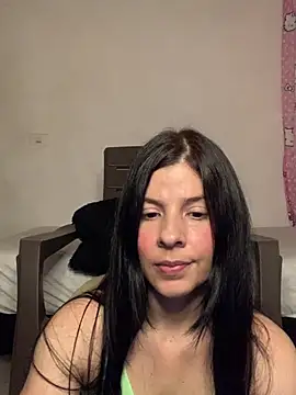 Snapshot of Estefani_32 chatting on June 20, 2026, 6:54 pm Estefani 32 online show from June 20, 2026, 6:54 pm