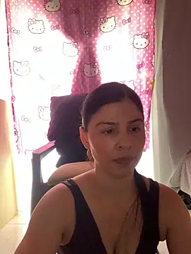 Snapshot of Estefani_32 chatting on June 24, 2026, 4:28 pm Estefani 32 online show from June 24, 2026, 4:28 pm