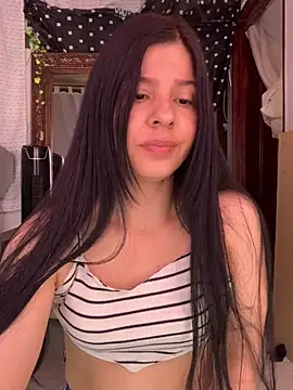 Snapshot of Estefani_32 chatting on June 25, 2026, 5:28 pm Estefani 32 online show from June 25, 2026, 5:28 pm
