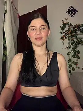 Snapshot of Estefani_32 chatting on July 10, 2026, 12:15 am Estefani 32 online show from July 10, 2026, 12:15 am