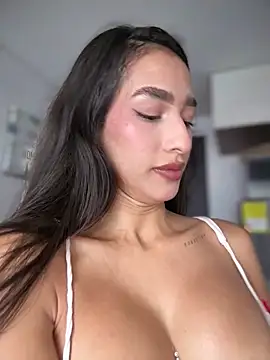 DulceLenns online show from April 18, 2026, 6:34 pm