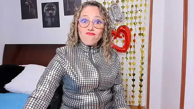 taylorhot70 online show from July 18, 2026, 4:05 am