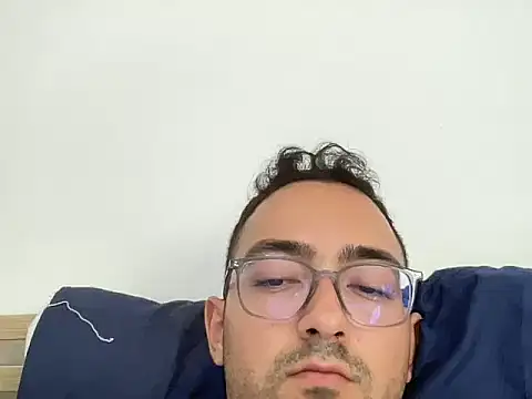 freshmanxxl98 online show from July 17, 2026, 4:01 pm