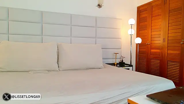 lissetlong69 online show from February 24, 2026, 11:47 pm