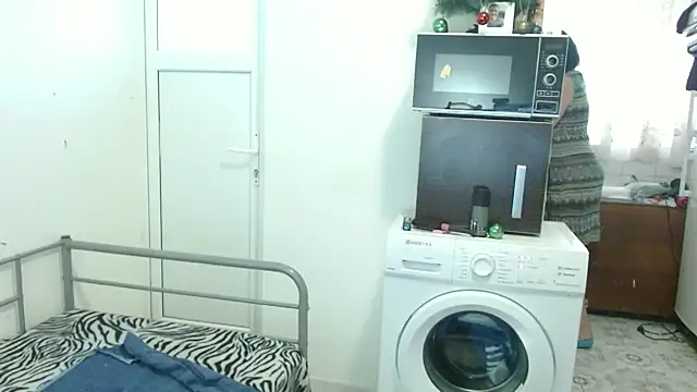 RidemerafSuzana online show from February 25, 2025, 1:28 pm