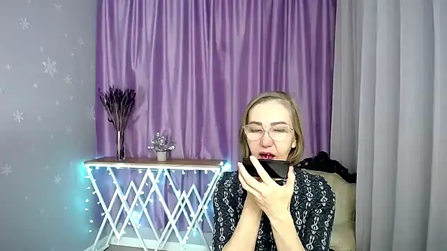 queen a n i online show from March 10, 2026, 7:02 am