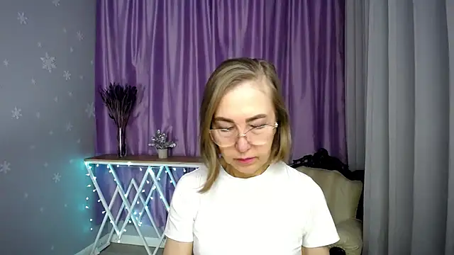 queen a n i online show from April 18, 2026, 9:02 am